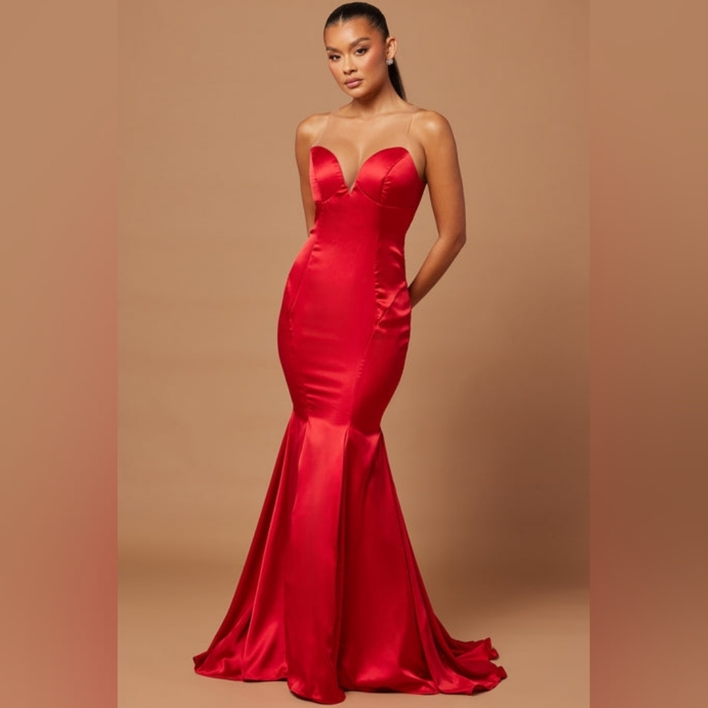 Fashion Nova Daniella Fishtail Gown (M)